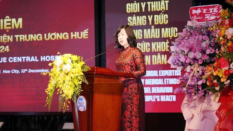 รองประธานาธิบดี Vo Thi Anh Xuan เข้าร่วมพิธีครบรอบ 130 ปีโรงพยาบาลกลางเว้ ภาพที่ 4