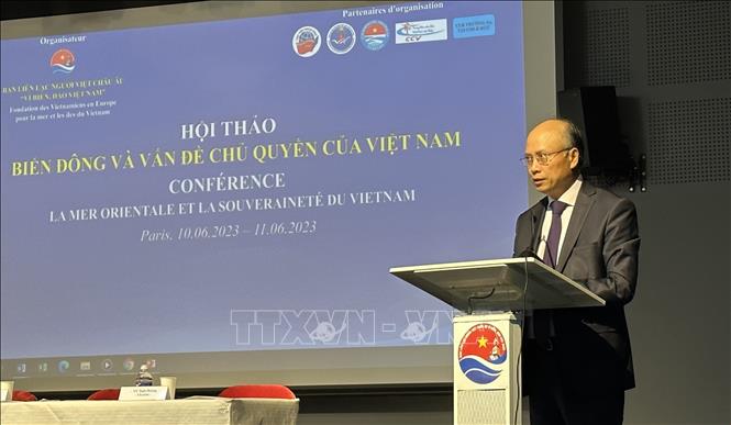 Vietnamese Ambassador to France Dinh Toan Thang speaks at the conference.