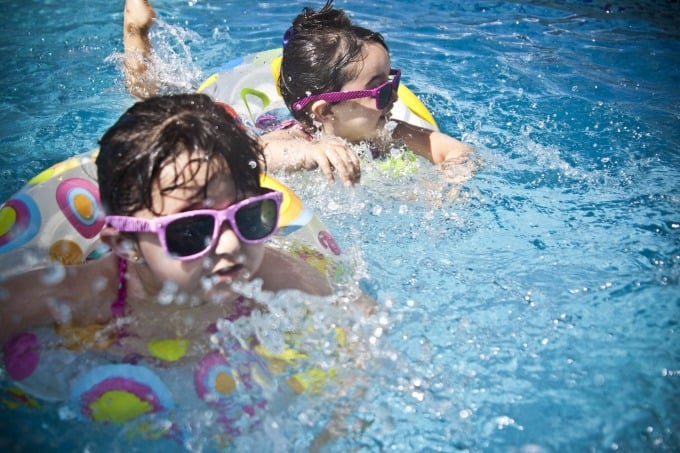 夏に水泳を学ぶ子供たち。写真：Pixabay