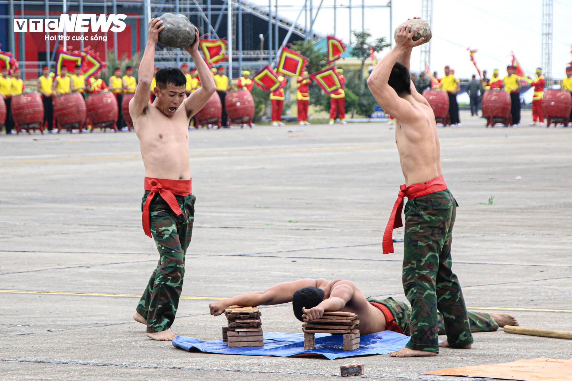 Mãn nhãn xem lính đặc công dùng cổ uốn cong thanh sắt - 2