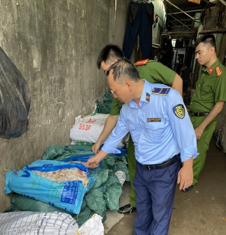 Nearly 1 ton of chicken wings of unknown origin discovered at a business establishment in Hanoi - 1