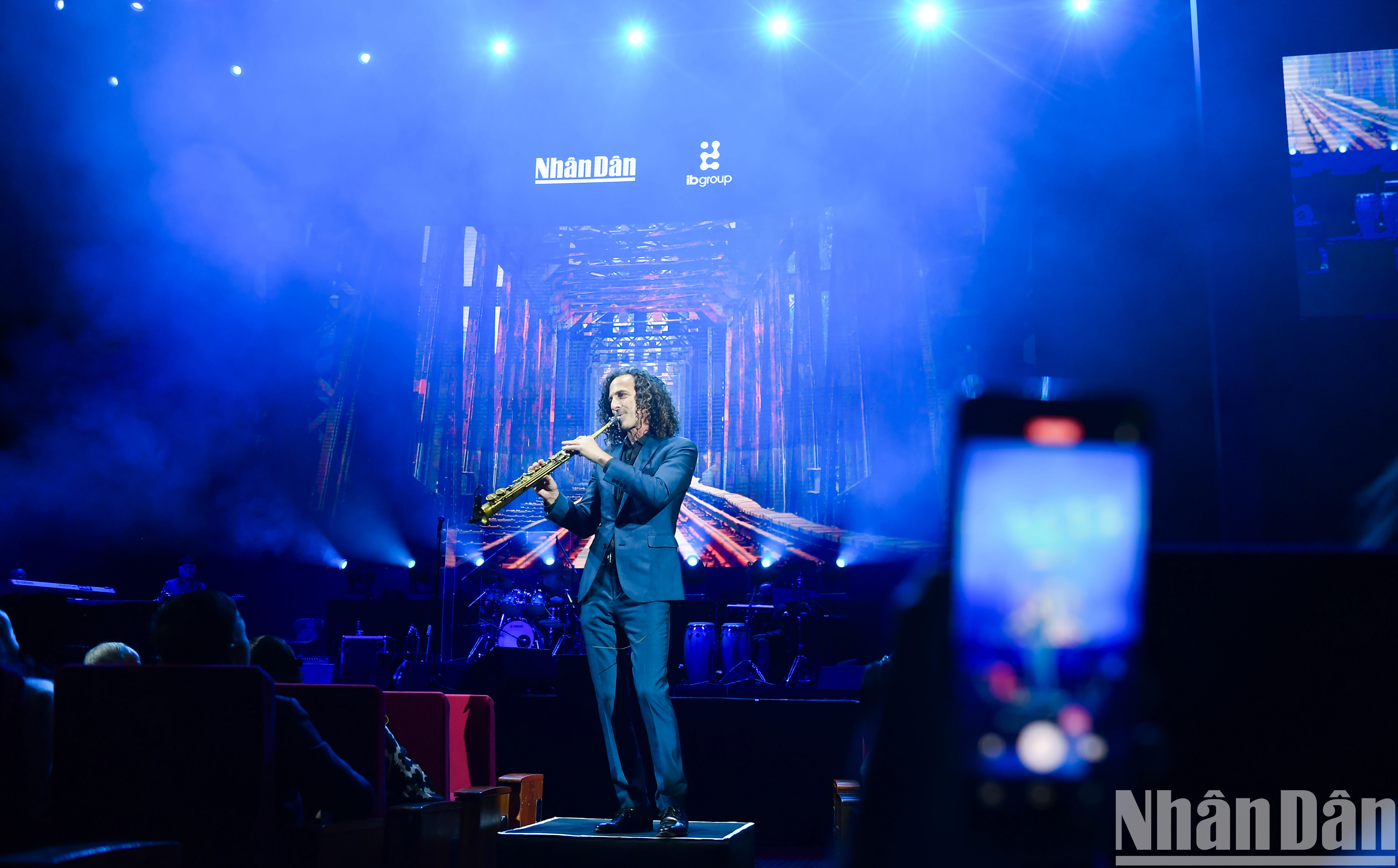 [Photo] Vietnamese audiences immersed in emotions with Kenny G's trumpet sound photo 4