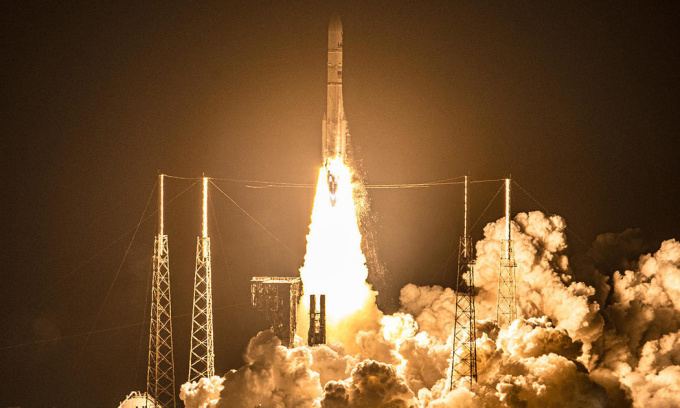 La fusée Vulcan Centaur transportant l'atterrisseur lunaire Peregrine a décollé de la rampe de lancement le 8 janvier. Photo : William Harwood/CBS News