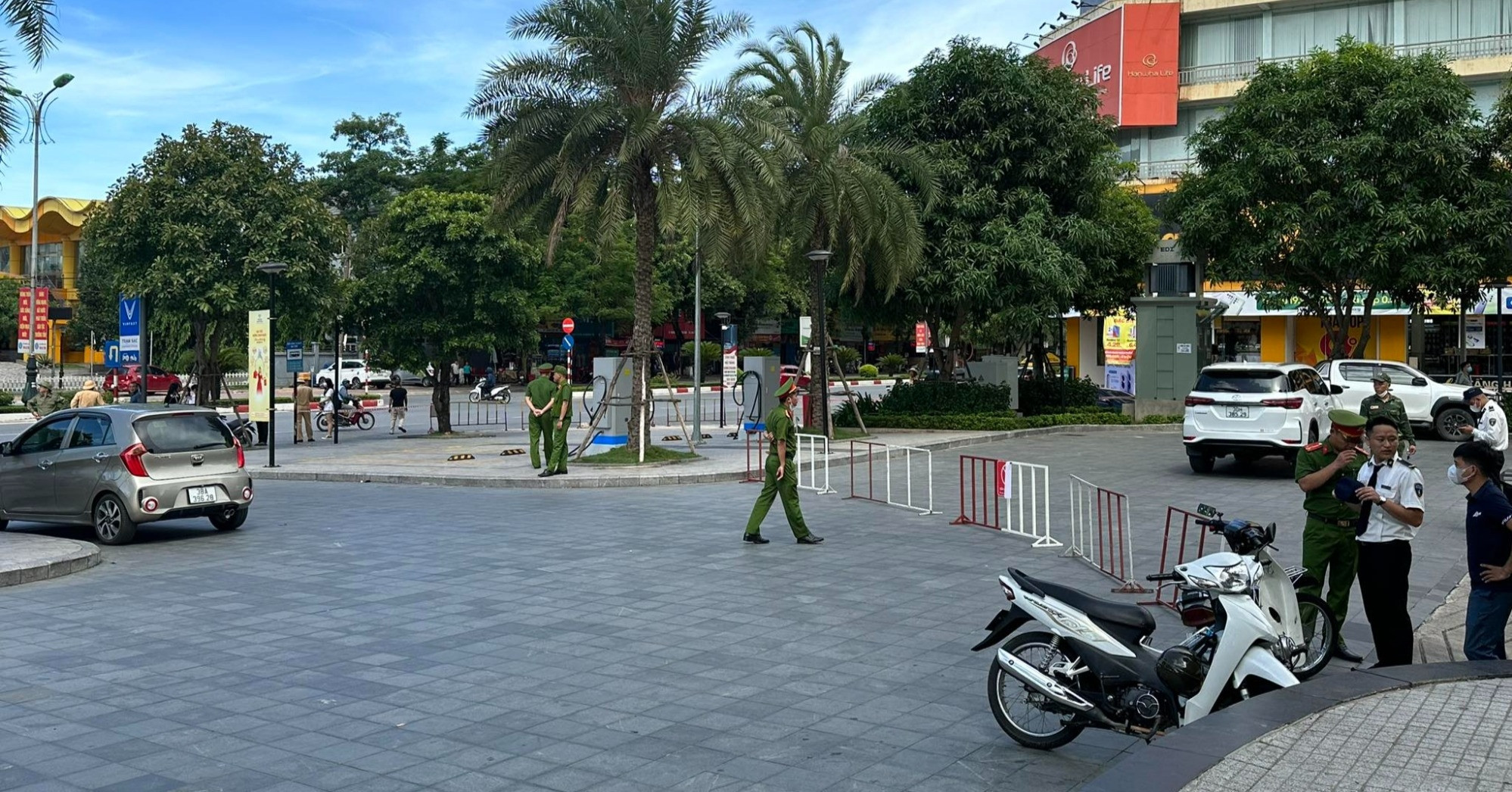 Meurtre dans un centre commercial, un étranger est mort