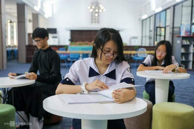 Les élèves du lycée pour surdoués Tran Dai Nghia étudient à la bibliothèque, 2020. Photo : Quynh Tran