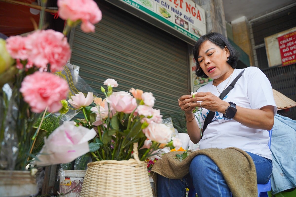 Diversified flower and gift market for Vietnamese Teachers' Day November 20, photo 3