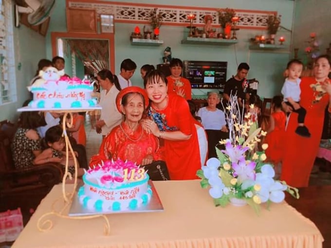 Les enfants et petits-enfants ont organisé une fête d'anniversaire pour célébrer le 113e anniversaire de Trinh Thi Khong. Photo fournie par Character