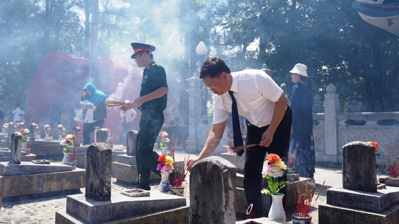 Les dirigeants de la province de Thua Thien Hue offrent de l'encens pour rendre hommage aux martyrs héroïques