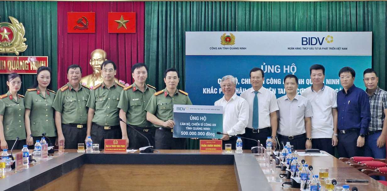 Mr. Tran Xuan Hoang - Standing Deputy Secretary of the Party Committee, Member of the Board of Directors of BIDV - representing the bank presented support funds at the Headquarters of Quang Ninh Provincial Police.