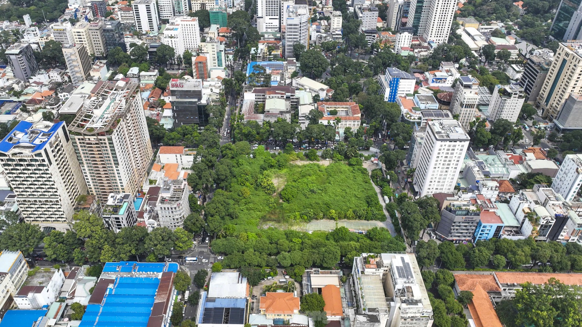 Scene of overgrown weeds in a trillion-dollar stadium on 'golden land' in Ho Chi Minh City photo 1
