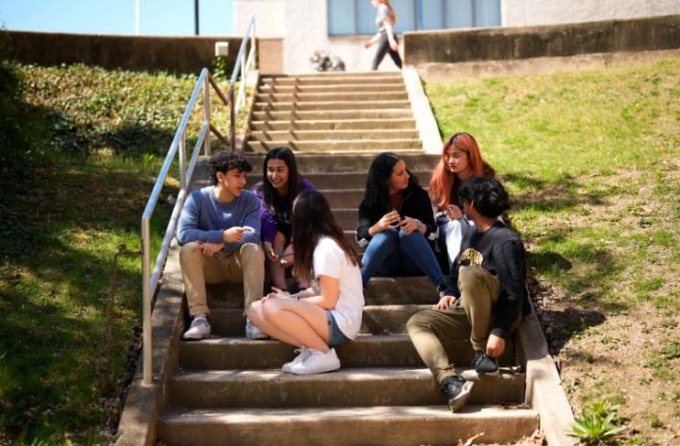 Schüler der Upper Darby High School auf dem Campus am 12. April 2023. Foto: AP/Matt Slocum