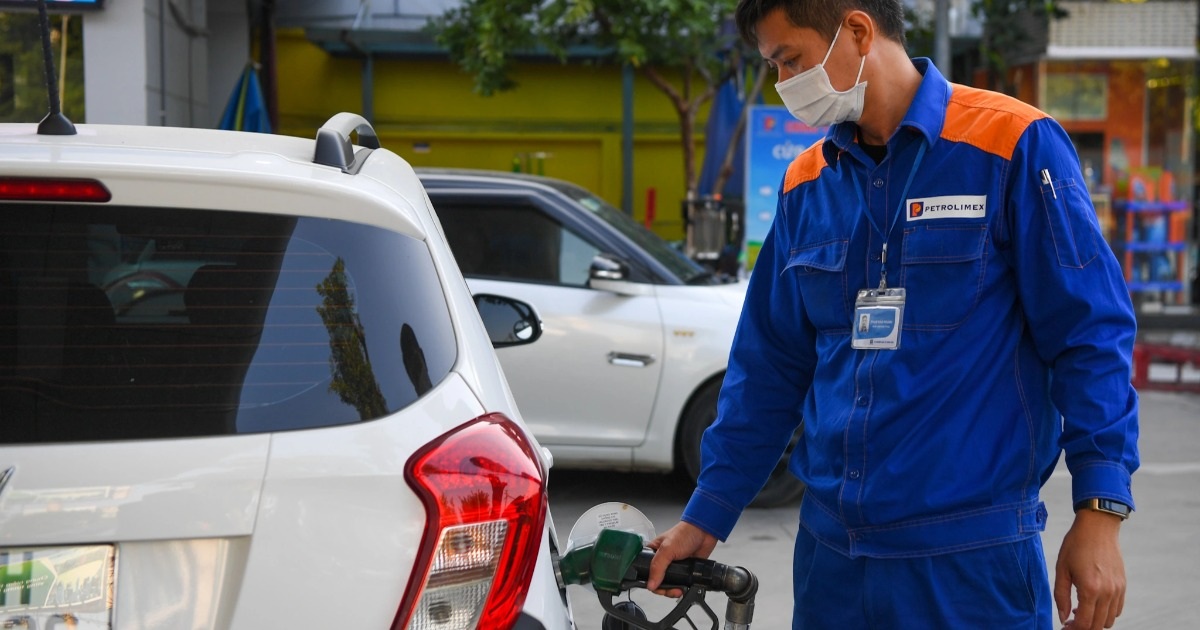 Los precios de la gasolina se dispararon en casi 1.300 VND/litro