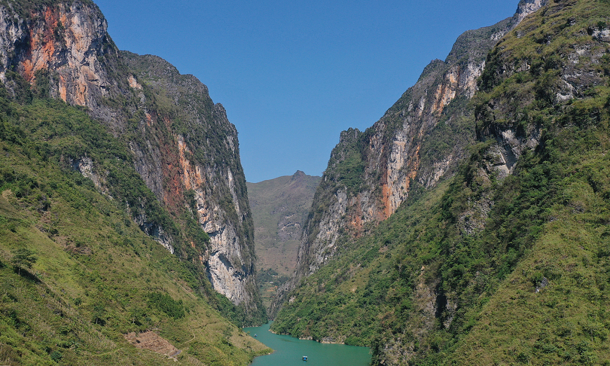 Ha Giang considers charging entrance fee to Dong Van stone plateau