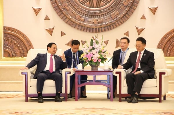 Premierminister Pham Minh Chinh empfing den Sekretär und Vorsitzenden des Nationalen Volkskongresses von Guangxi und sprach von sechs Durchbrüchen in der Zusammenarbeit.