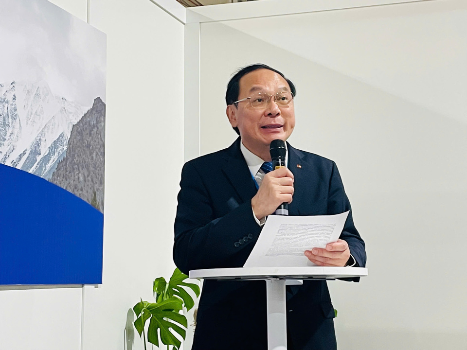 El viceministro de Recursos Naturales y Medio Ambiente, Le Cong Thanh, habla en la ceremonia de anuncio del Plan Nacional Actualizado de Adaptación al Cambio Climático de Vietnam en la COP29 el 19 de noviembre de 2024. Foto: Thoan Thu