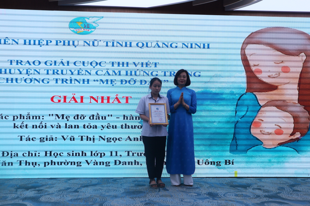 L'Union provinciale des femmes a décerné le premier prix du concours d'écriture d'histoires inspirantes du programme « Marraine » à Vu Thi Ngoc Anh, du quartier de Vang Danh (ville d'Uong Bi).