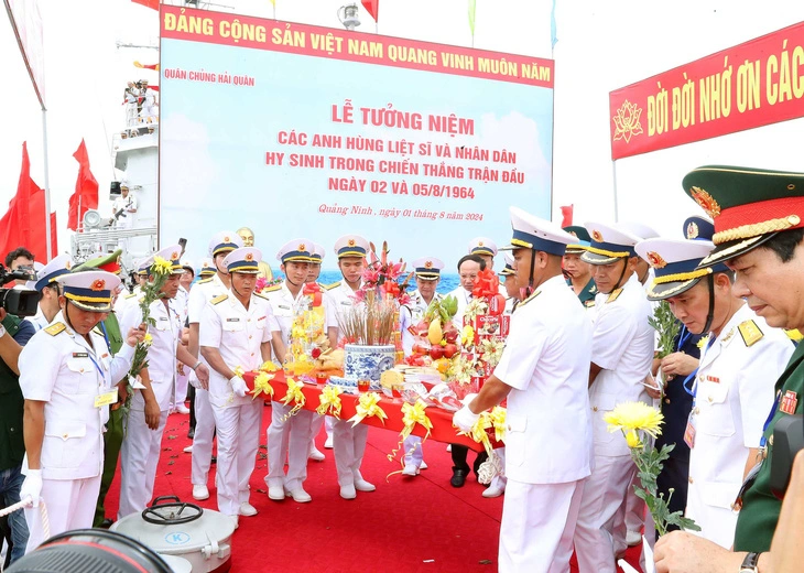 En mémoire des officiers de marine et des soldats morts lors de la première victoire en 1964