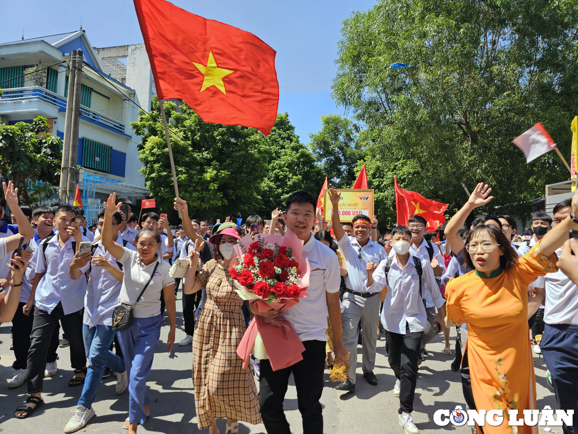 Thanh Hoa Ham Rong High School welcomes the 2023 Olympic champion, photo 5