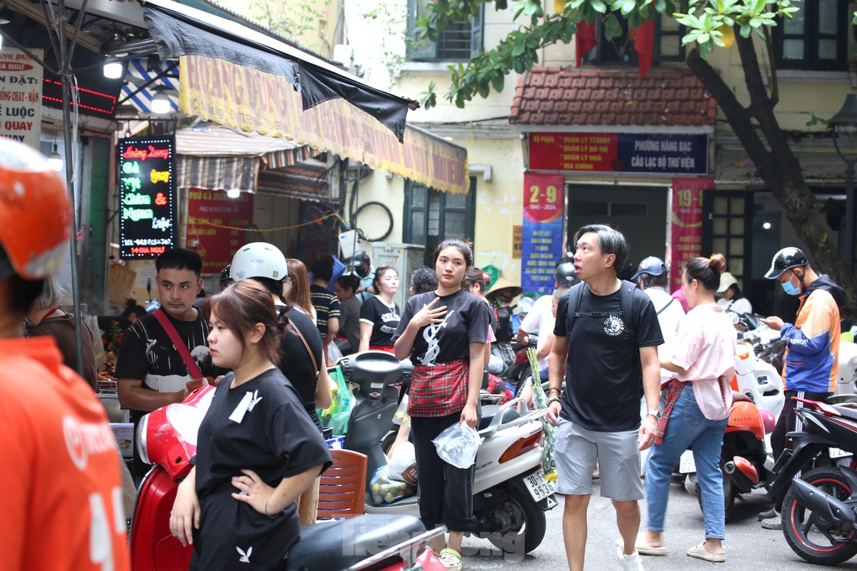 Hanoi: El 'mercado de los ricos' se llena de gente comprando ofrendas antes del día 15 del séptimo mes lunar (foto 9)