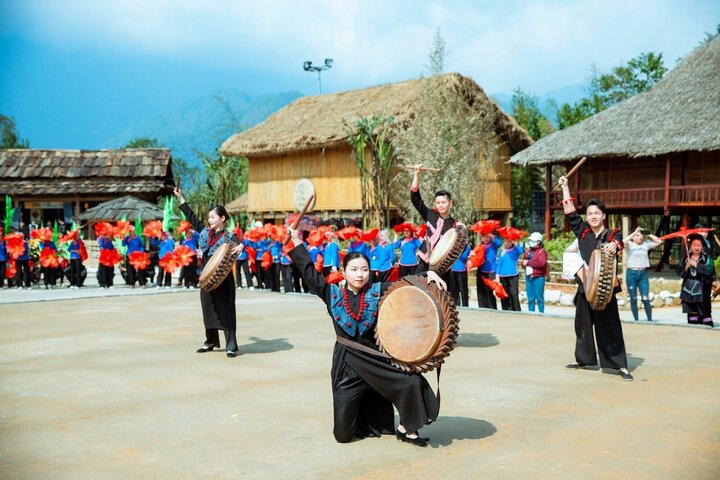 Đến Bản Mây trải nghiệm văn hóa Tây Bắc như trong phim 'Đi giữa trời rực rỡ'