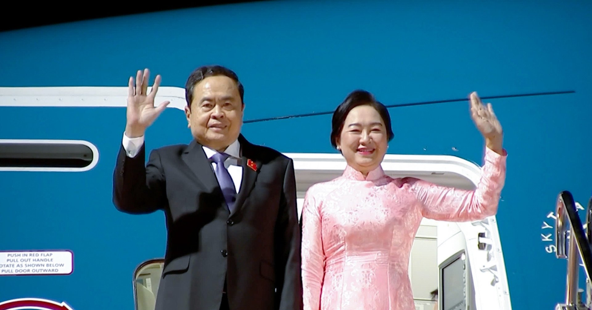 El presidente de la Asamblea Nacional, Tran Thanh Man, y su esposa llegan a Tokio, iniciando una visita a Japón