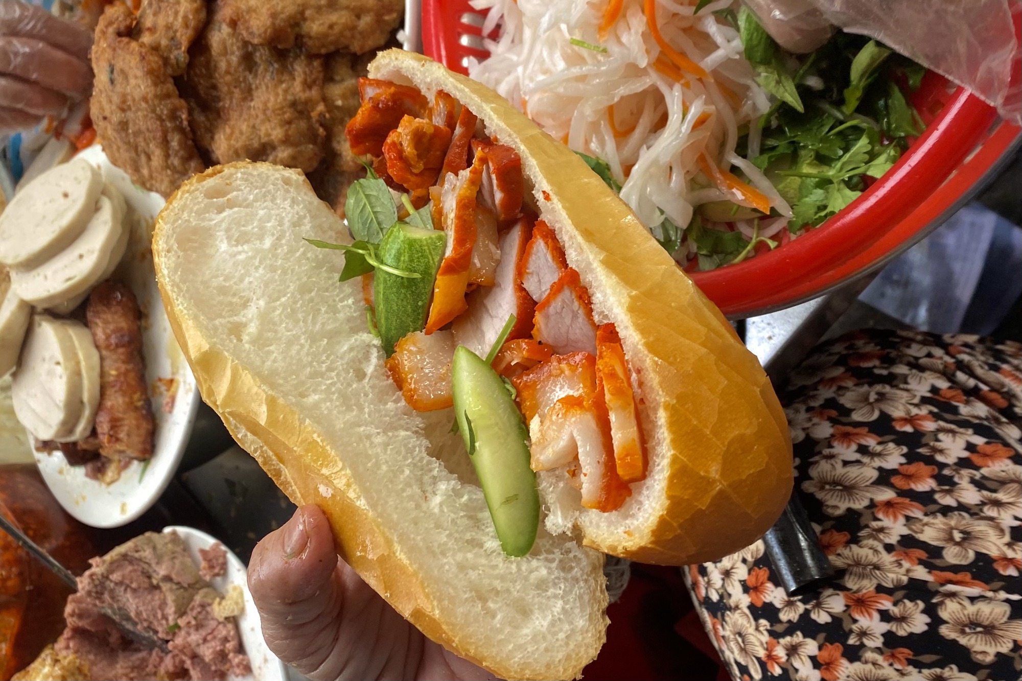 Bánh mì 10.000 đồng 32 năm ở TP.HCM: 'Ai khổ cho luôn' - Ảnh 3.