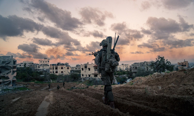 Des soldats israéliens opèrent dans la bande de Gaza sur cette photo publiée le 16 janvier. Photo : Tsahal