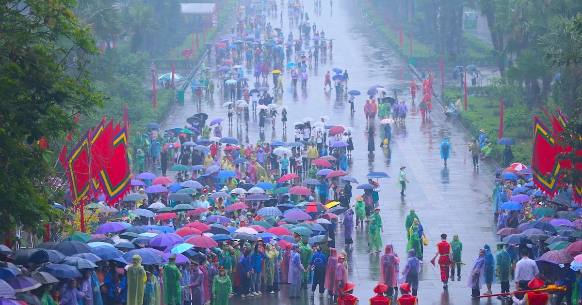 Les gens « bravent la pluie » pour se rendre au temple Hung et offrir de l'encens à l'occasion de l'anniversaire de la mort du roi Hung