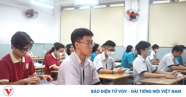 Plus de 90 000 candidats à Ho Chi Minh-Ville passent la première matière de l'examen de fin d'études secondaires