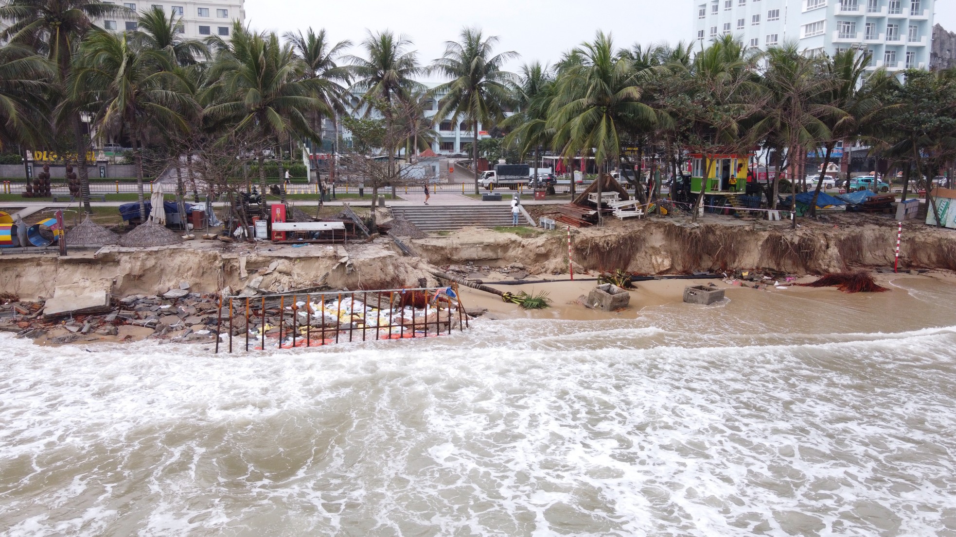 Schwere Erdrutsche am Strand von Da Nang, viele Kioske wurden von den Wellen zerstört Foto 2