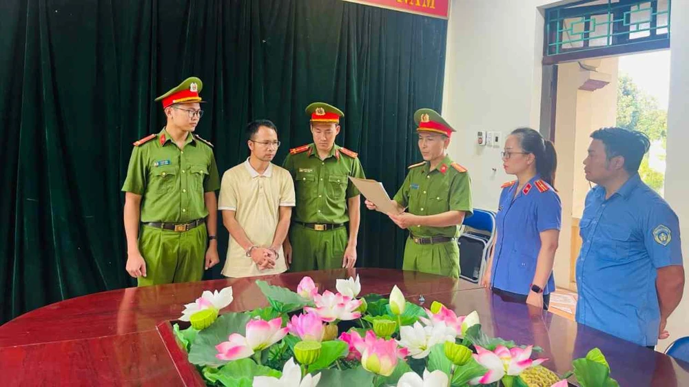 สำนักงานตำรวจสอบสวนประกาศการตัดสินใจดำเนินคดีและสั่งกักขังผู้ต้องสงสัย เล วัน ดูอัน ชั่วคราว เมื่อวันที่ 16 กรกฎาคม ภาพ: ตำรวจจังหวัดไลโจว