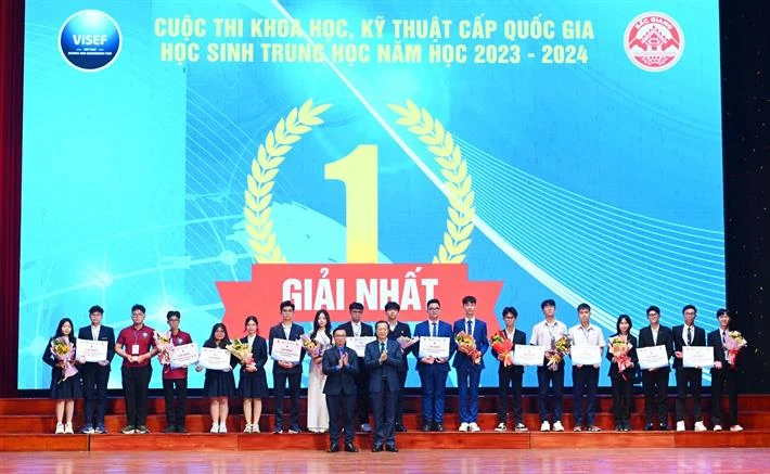 Ban tổ chức trao Bằng khen cho các dự án đoạt giải nhất cuộc thi