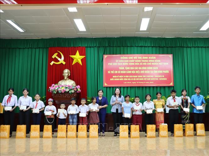 Le vice-président du pays visite le poste de garde-frontière de Khau Hoang, photo 2