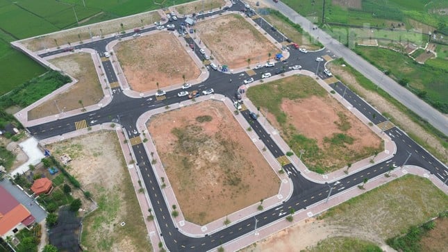 Primer plano de un terreno en un distrito suburbano de Hanoi que acaba de ser subastado, los corredores informaron una diferencia de 600 millones de VND/lote foto 2