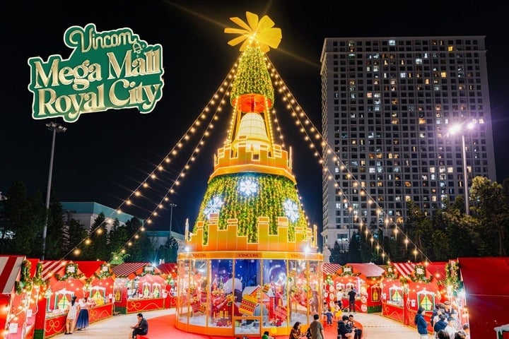 Immerse yourself in the festive spirit with sparkling Christmas trees at Vincom Mega Mall Royal City.