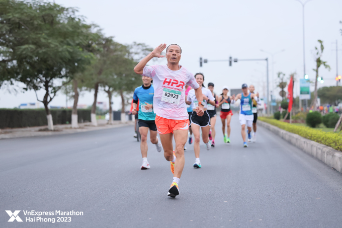 El Sr. Cuong es el ganador del grupo de mayores de 60 años en la distancia de 21 km en VM Hai Phong 2023. Foto: VM