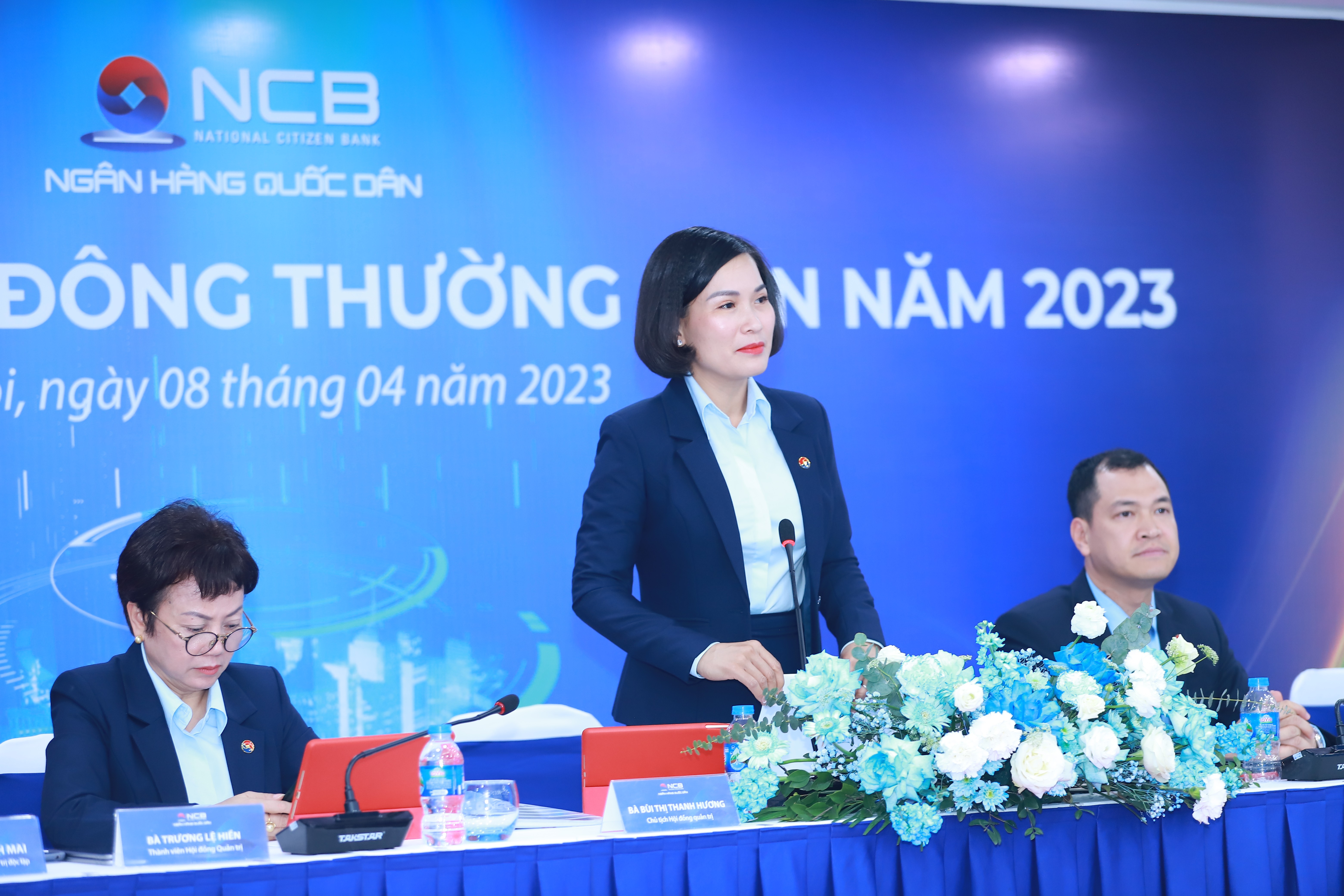 金融 - 銀行 - NCB が公的発行ではなく私的発行によって資本を増やすのはなぜですか?