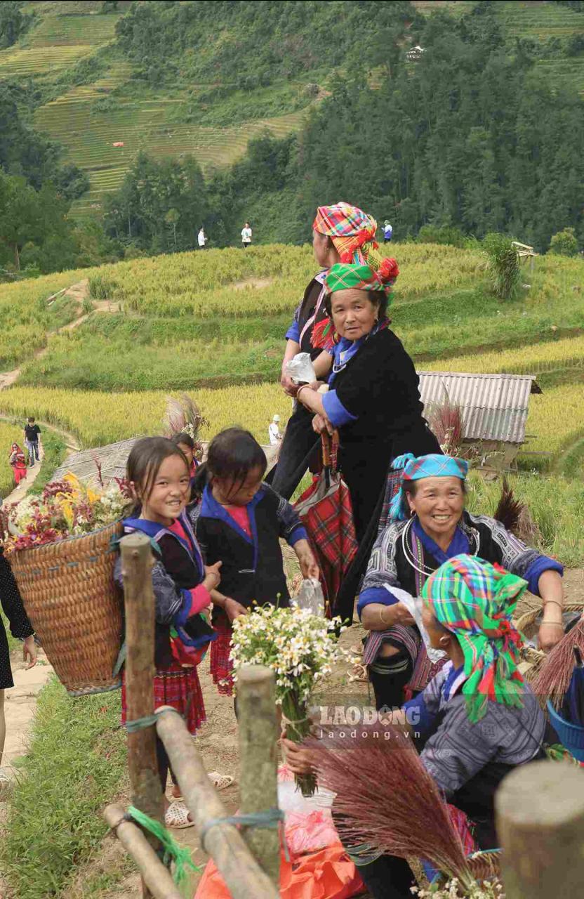 Mong women and girls with friendly smiles