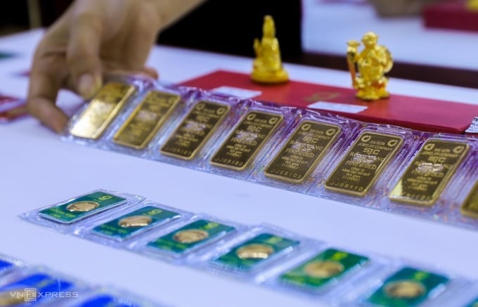 Menschen kaufen Goldbarren in einem Goldgeschäft im Bezirk Binh Thanh, Ho-Chi-Minh-Stadt. Foto: Quynh Tran