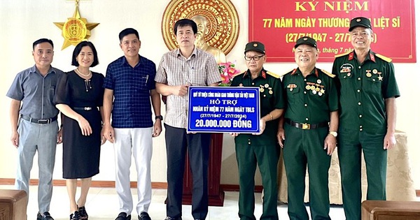 Transport Trade Union visits and gives gifts to wounded and sick soldiers on July 27