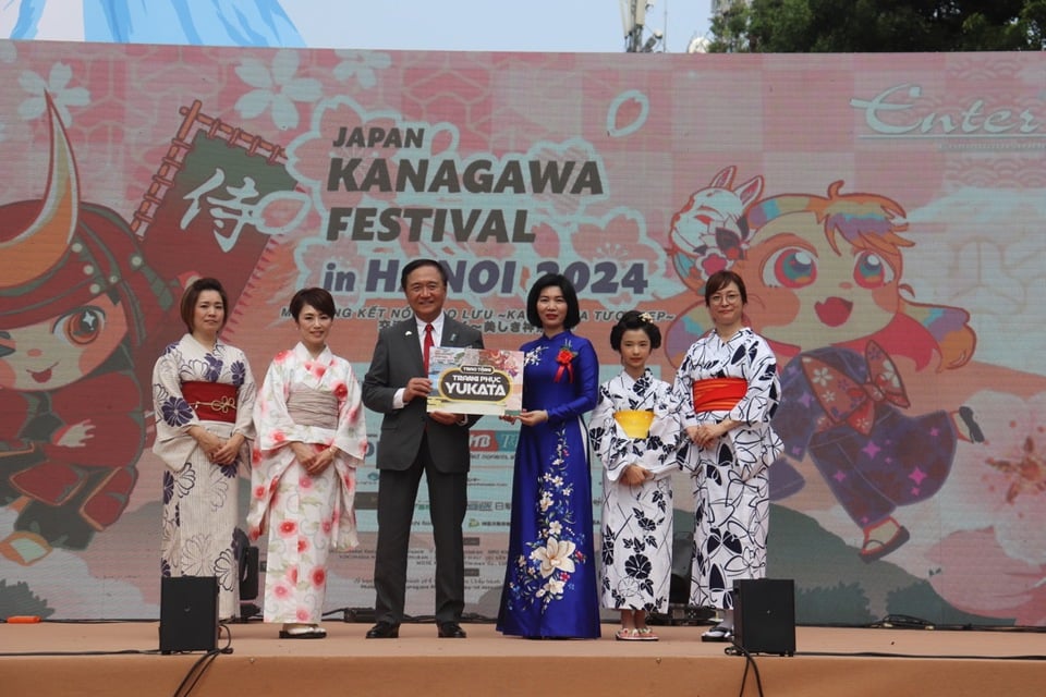 El gobernador de la prefectura de Kanagawa, Kuroiwa Yuji, obsequió a Hanoi un traje tradicional japonés Yukata - Foto: Van Ha