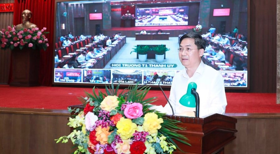 Adjoint Président du Comité populaire de Hanoi Minh Hai a présenté un rapport lors de la conférence.  