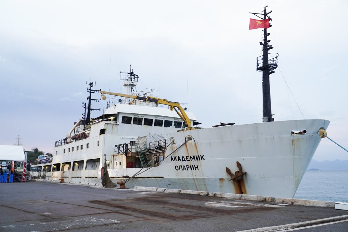 40 científicos exploran el Mar del Este con el barco 'Academician Oparin'