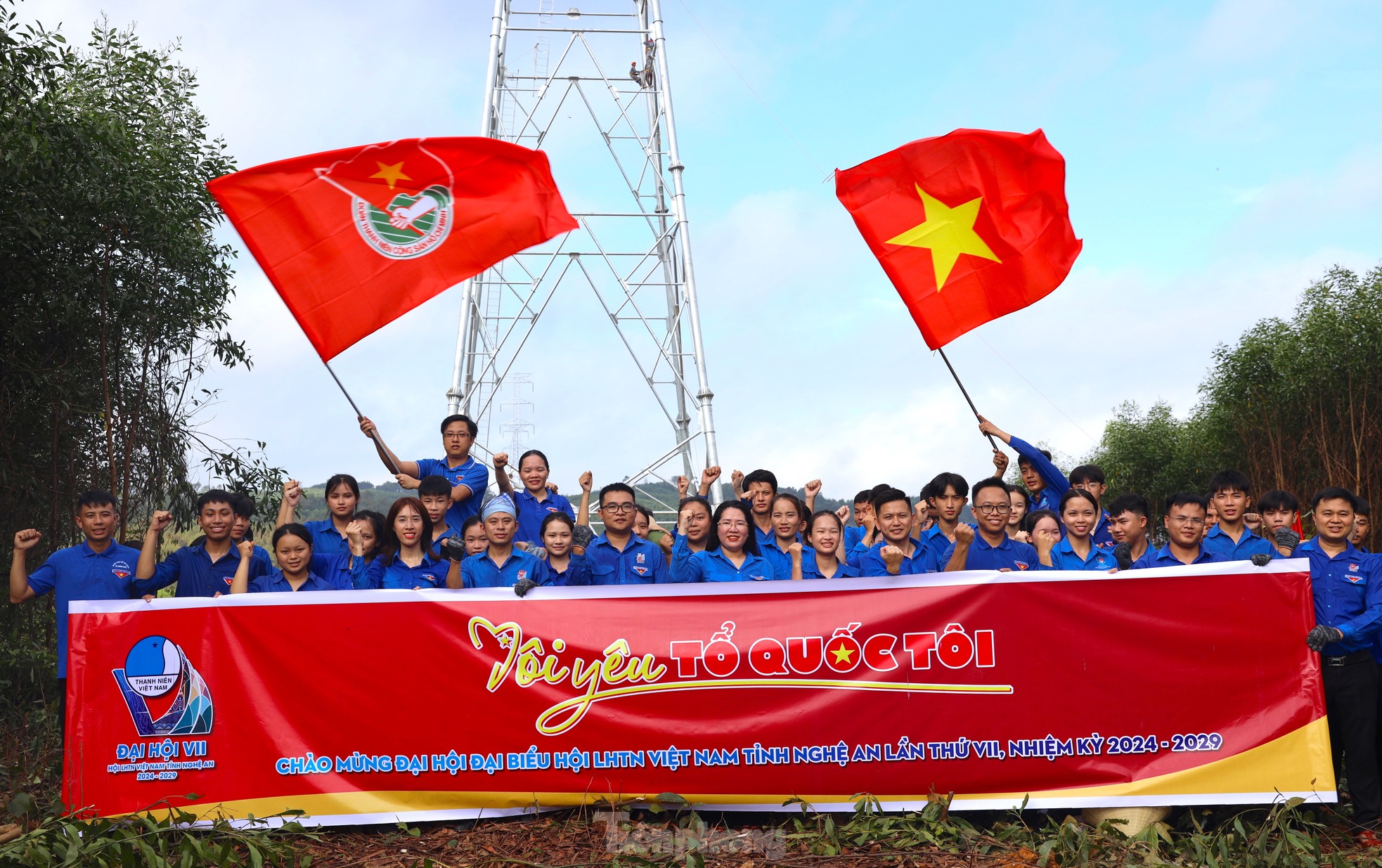 Fièrement, le drapeau de l'Union flotte sur le poteau électrique de 500 kV, circuit 3, section à travers Nghe An, photo 12