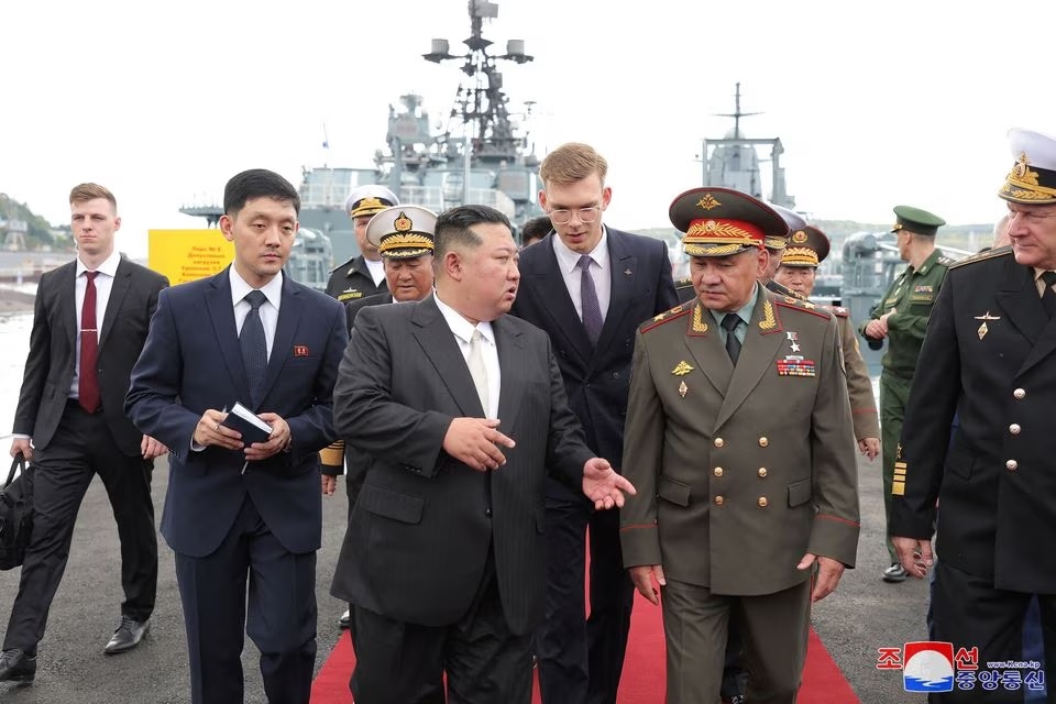 Kim Jong Un traf sich mit dem russischen Verteidigungsminister, um die militärischen Beziehungen zwischen beiden Ländern zu besprechen. Foto 1