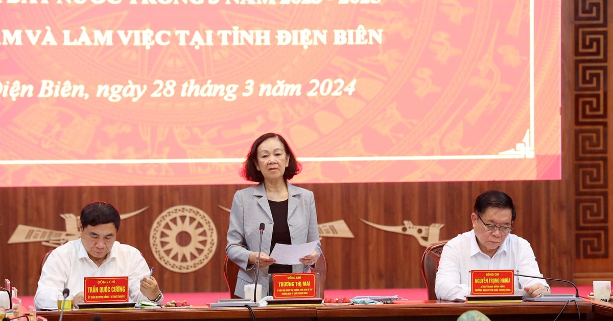 Truong Thi Mai, membre permanent du Secrétariat, travaille avec le Comité permanent du Comité provincial du Parti de Dien Bien