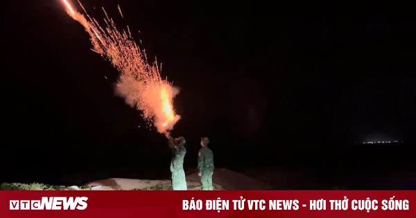 Thua Thien - Hue tire des fusées éclairantes pour appeler les navires à éviter la tempête Trami