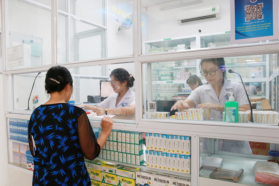 143 puntos de venta de medicamentos disponibles las 24 horas, los 7 días de la semana, atendiendo a personas durante el Tet.