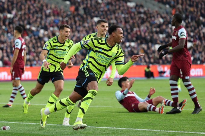 Trung vệ Gabriel Magalhaes (phải) mừng bàn nâng tỷ số lên 3-0 cho Arsenal trong trận thắng chủ nhà West Ham 6-0 trên sân London Stadium ở vòng 24 Ngoại hạng Anh ngày 11/2. Ảnh: AFP