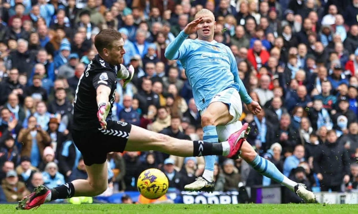 Haaland đưa Man City lên đỉnh bảng Ngoại hạng Anh